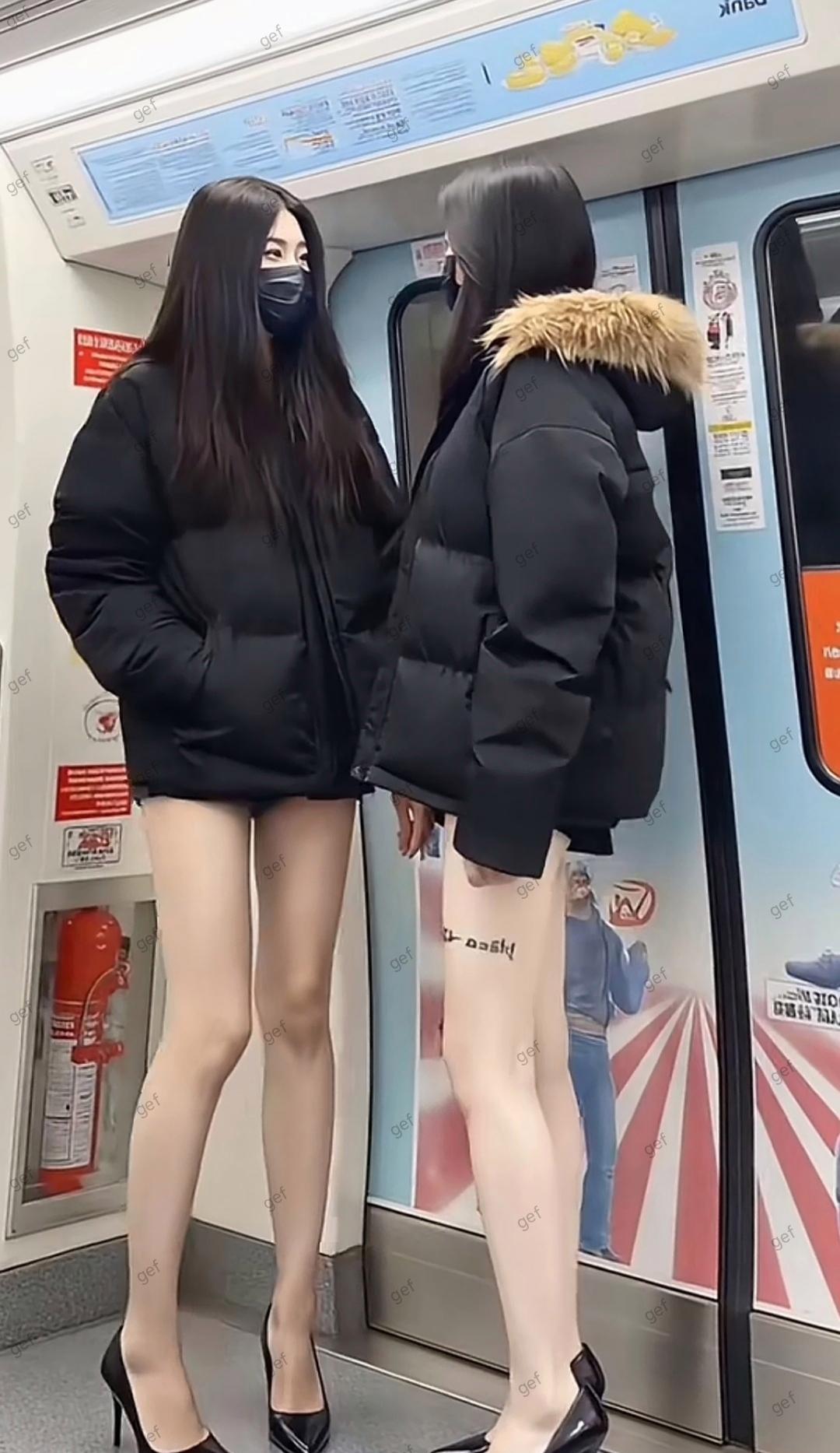 地铁上看到两个东北女孩，不但个子高身材好，还很抗冻。