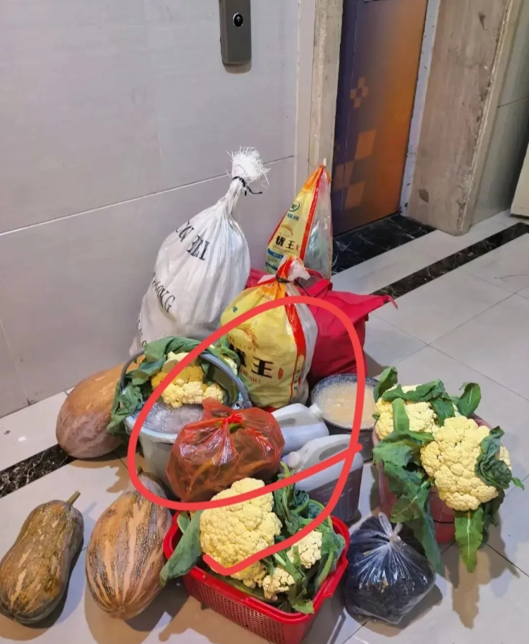 这样的三无产品你敢吃么？
每年一到秋收的时候，农村的婆婆都会大包小包的给我们从老