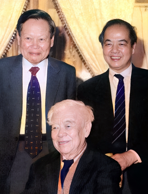 1997年，大物理学家杨振宁和李政道毕恭毕敬地侍立在一位老者身后，当时，很多人并