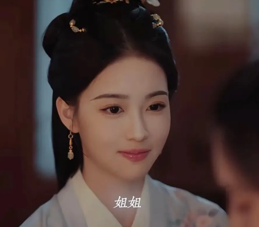 这个女演员正脸好绝，但是侧脸太拉垮了...