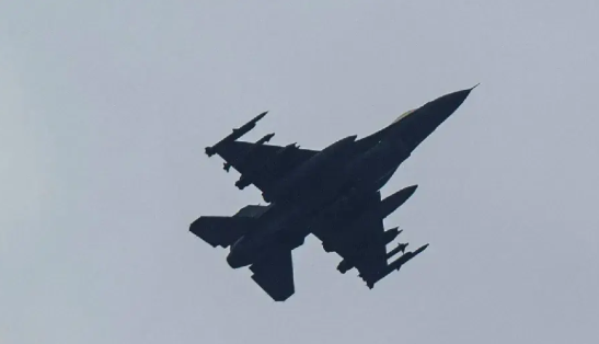 一架满载的乌军F16-AM战斗机，翼尖挂了AIM120，翼下挂了AIM9L，一共