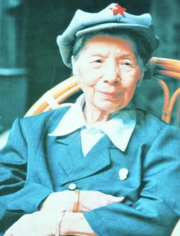 1936年，裹小脚的她竟然在长征途中诞下了一个女婴，产后的恢复只能寄希望于草地上