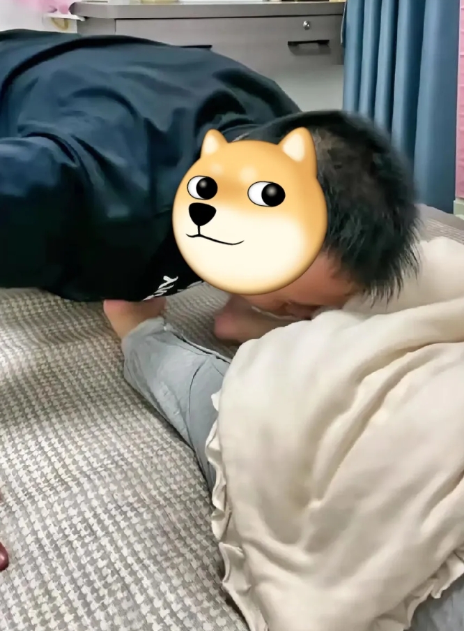家人们，真服了孩她爸，上辈子好像没见过女儿一样，就连叫女儿起床方式都是亲脚丫

