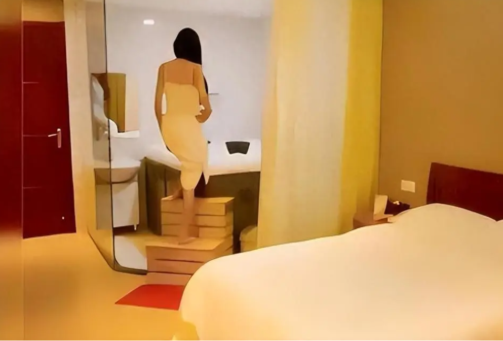 重庆北碚，一女子与其男友发生了激烈争执，过了一会，男友给女子说让她先洗澡，女子以