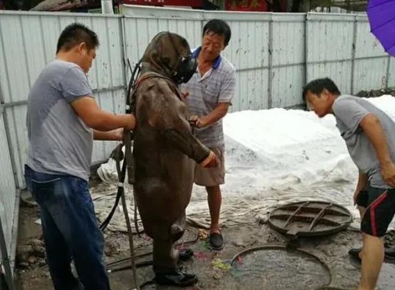 打桩钻头掉了 实在没办法才找人捞

                      