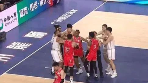 郭艾伦0分复出，郭艾伦别样旁观