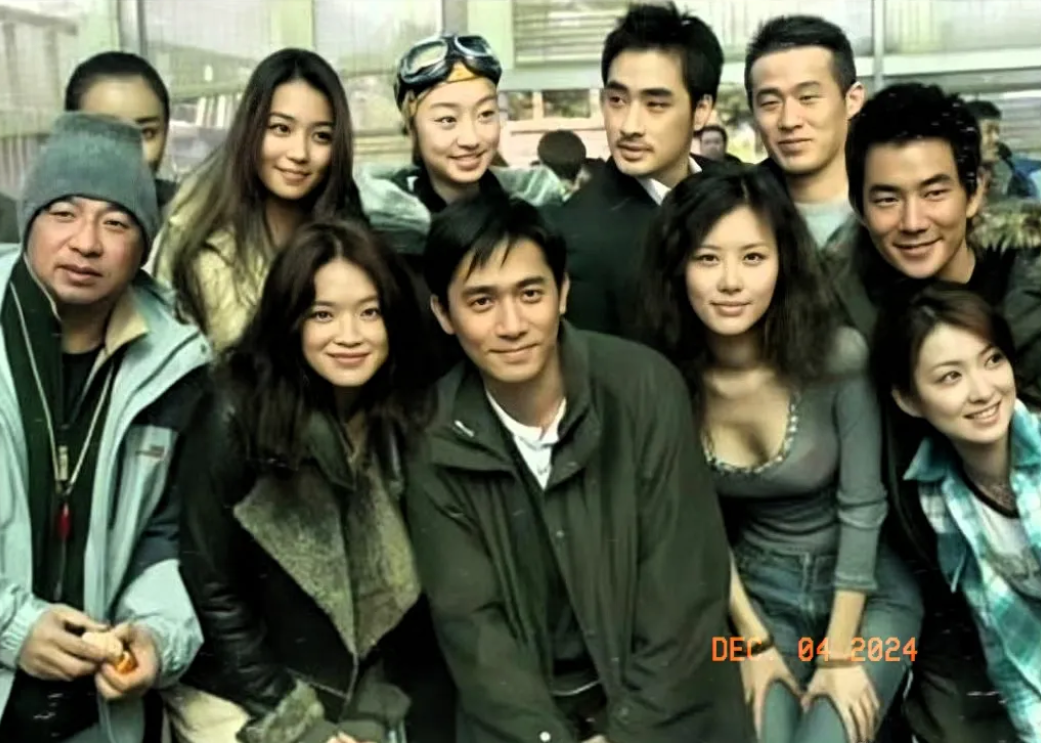 这张照片拍摄于2005年，这是舒淇、梁朝伟、任贤齐一起拍摄《韩城攻略》时的合影，