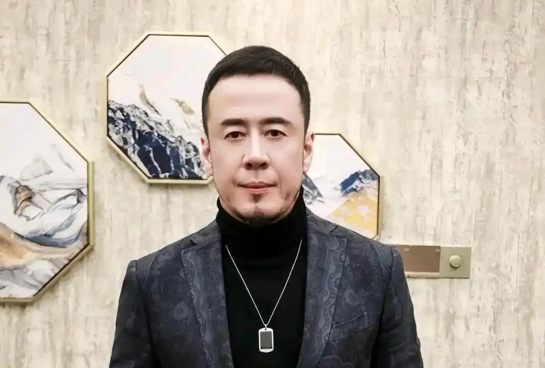 没想到吧，平常看着大大咧咧的杨坤，内心其实挺敏感脆弱的。
在直播间里，杨坤跟粉丝