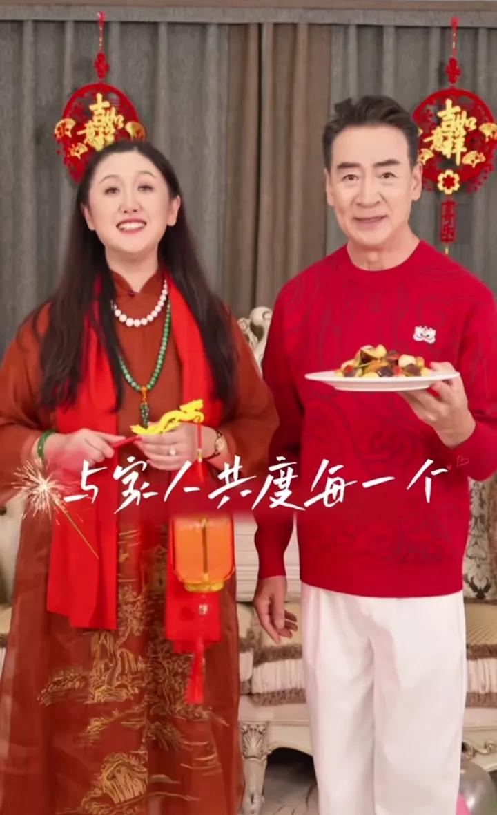 71 岁老戏骨寇振海晒全家福啦，小 21 岁娇妻圆润不少，网友：仨娃首同框这画面