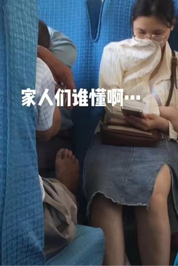 广西一位女孩，在乘坐的绿皮火车上，遇到了一件令自己无语至极的事情。

火车上狭小