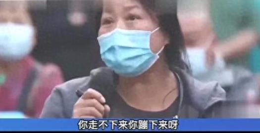 “这报应来的真快！”北京海淀，楼上的住户老是往下水道扔东西，住在一楼的女子厕所被