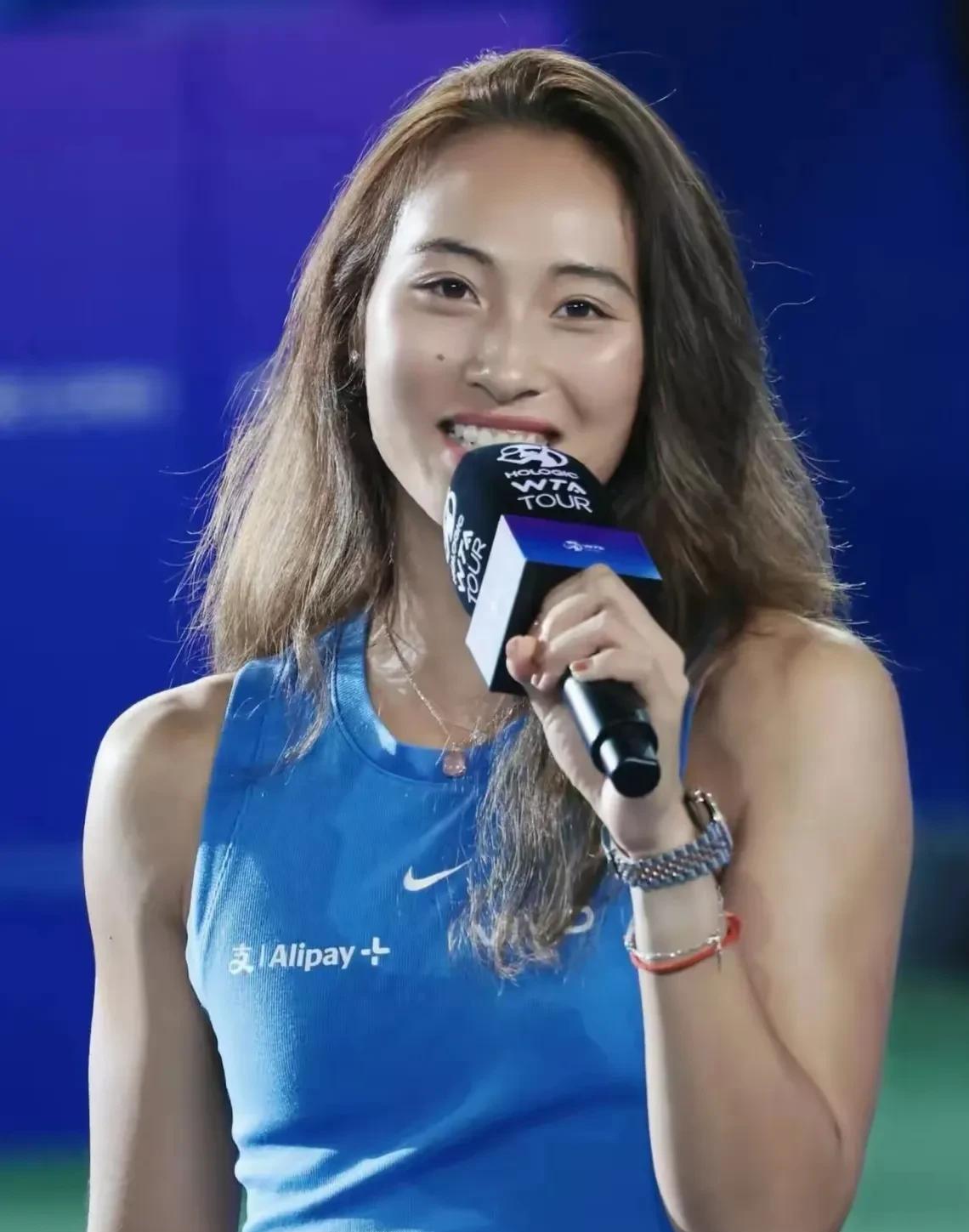 2-1拿下莱巴金娜，WTA年终总决赛获得小组赛极为关键的胜利，赛后郑钦文说了四句