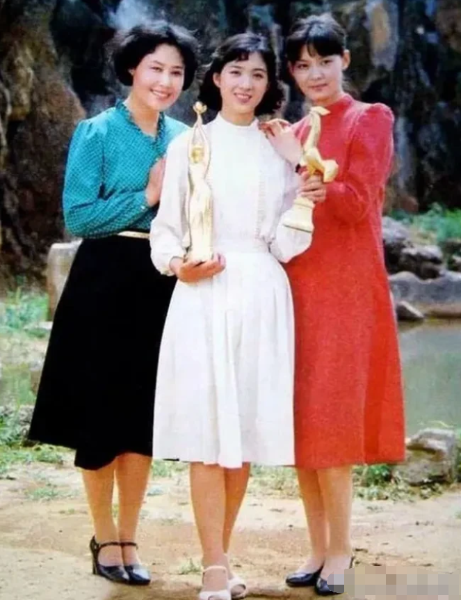 这是拍于上世纪80年代的一张老照片，那时代的美女是真的纯真质朴，又美丽又大方。她