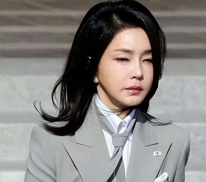 尹总被弹劾下台，现在最慌的就是夫人金建希