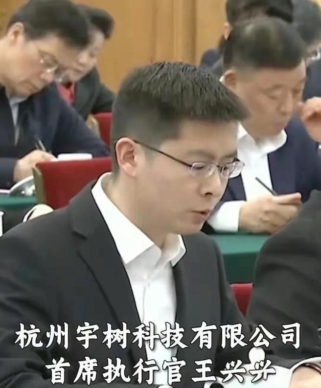 啥？老师当年说他笨，英语差到家了？现在这小伙子，竟然要和马云他们一块儿聊天啦！这