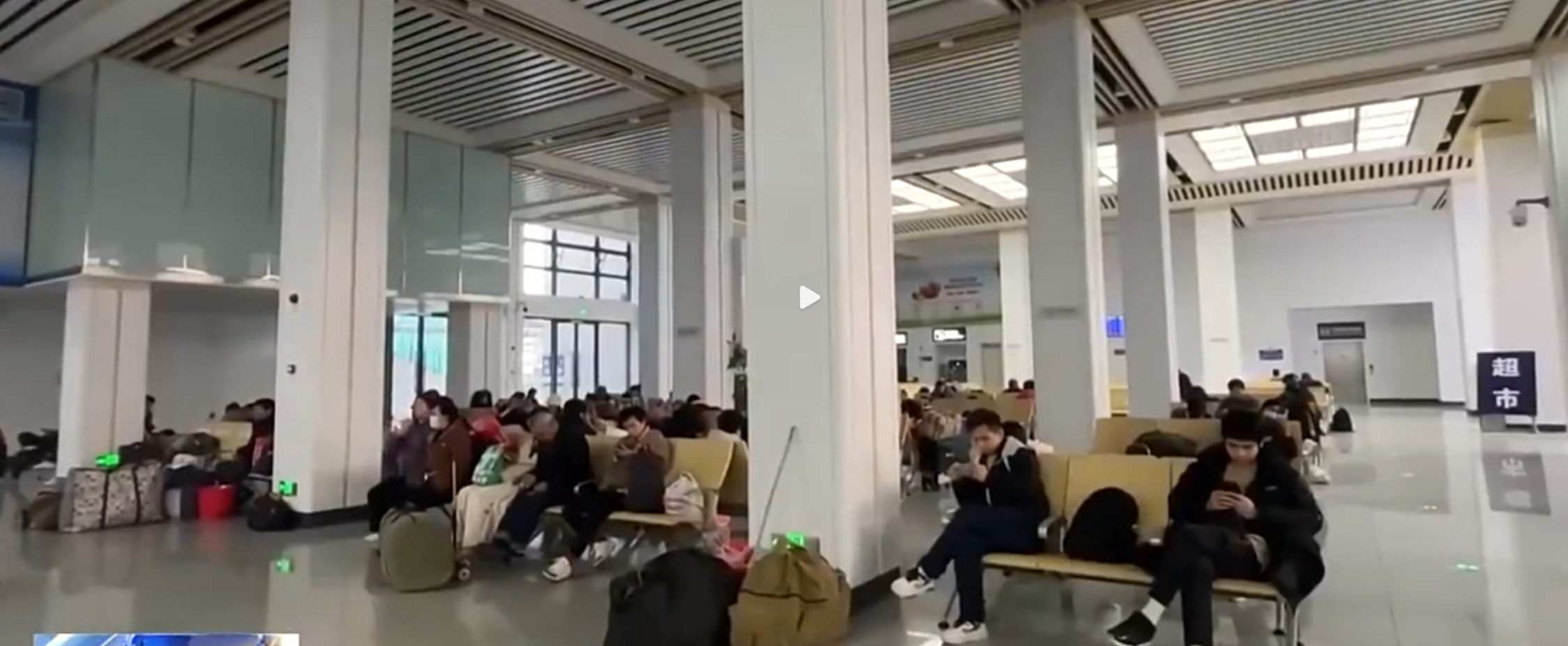 不久前，肖女士在江西赣州站遭遇诈骗。嫌疑人假扮好心人，先以打印行程单获取信任，再