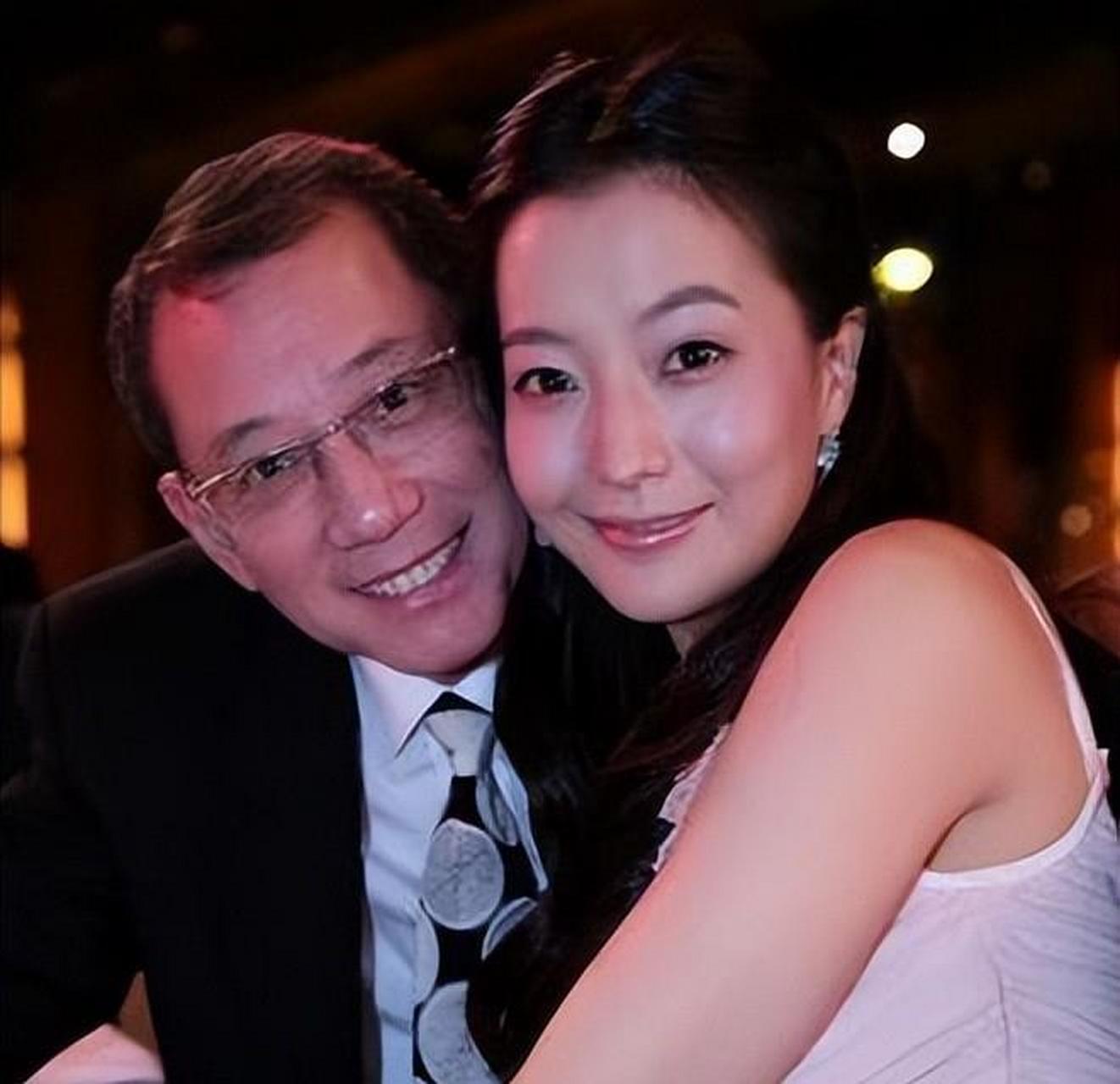 1973年，杨受成与一位女星正在酒店“咏鹅”，朋友打来电话：“你老婆和小姨子来抓
