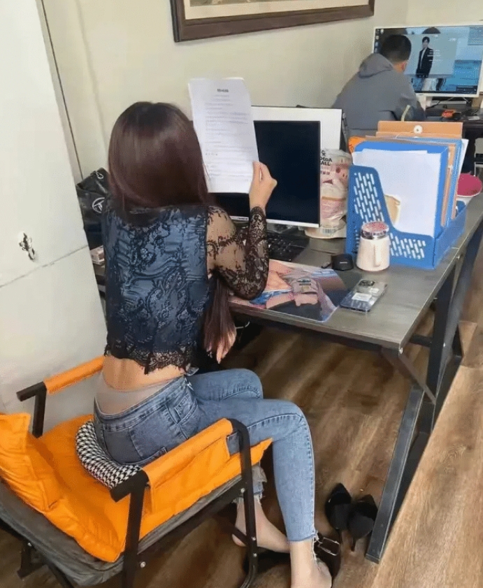 等着看吧 ⁡这两个人应该都被开除了！