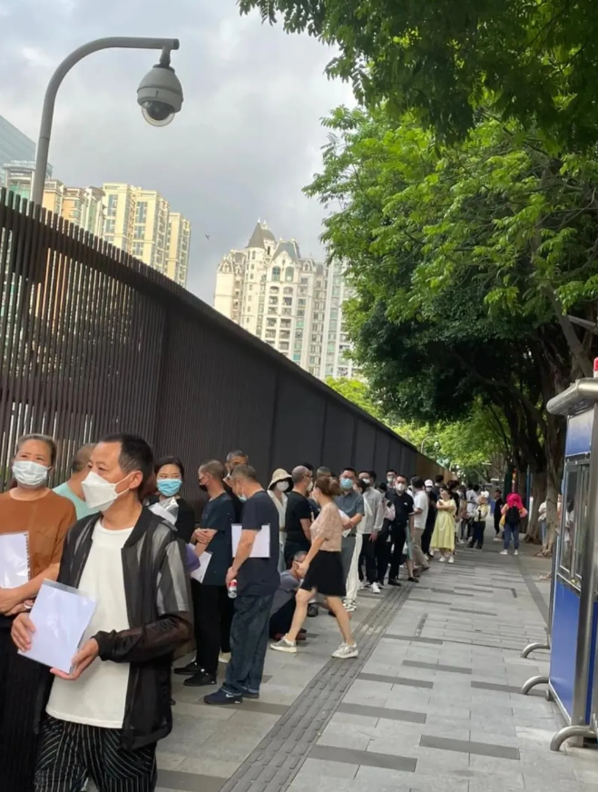 中国排队最少人插队的地方在美国大使馆或者是领事馆外面，在其他地方插队，很多人都会