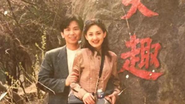 演员牛莉回应“离婚传闻”，晒与丈夫合影