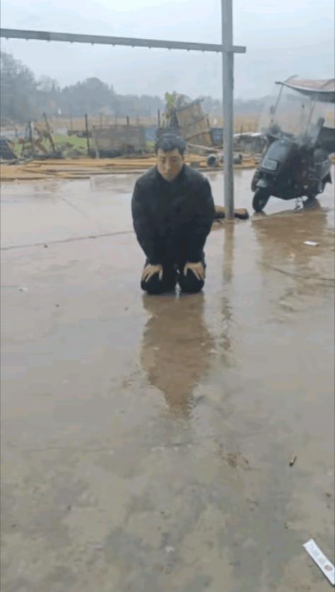 这个男的家暴，打老婆，老婆一怒之下回了娘家。
男的冷静下来，后悔了，
发现离开了
