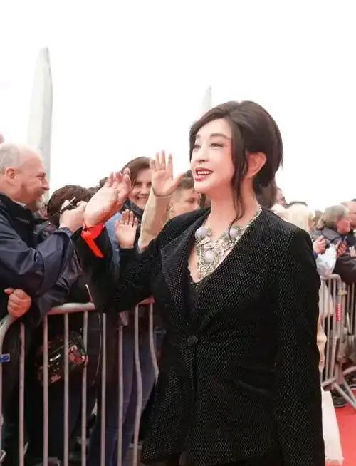 一提到2016年刘晓庆去洛杉矶参加奥巴马私人联谊会，我就忍不住感叹，这履历真够“