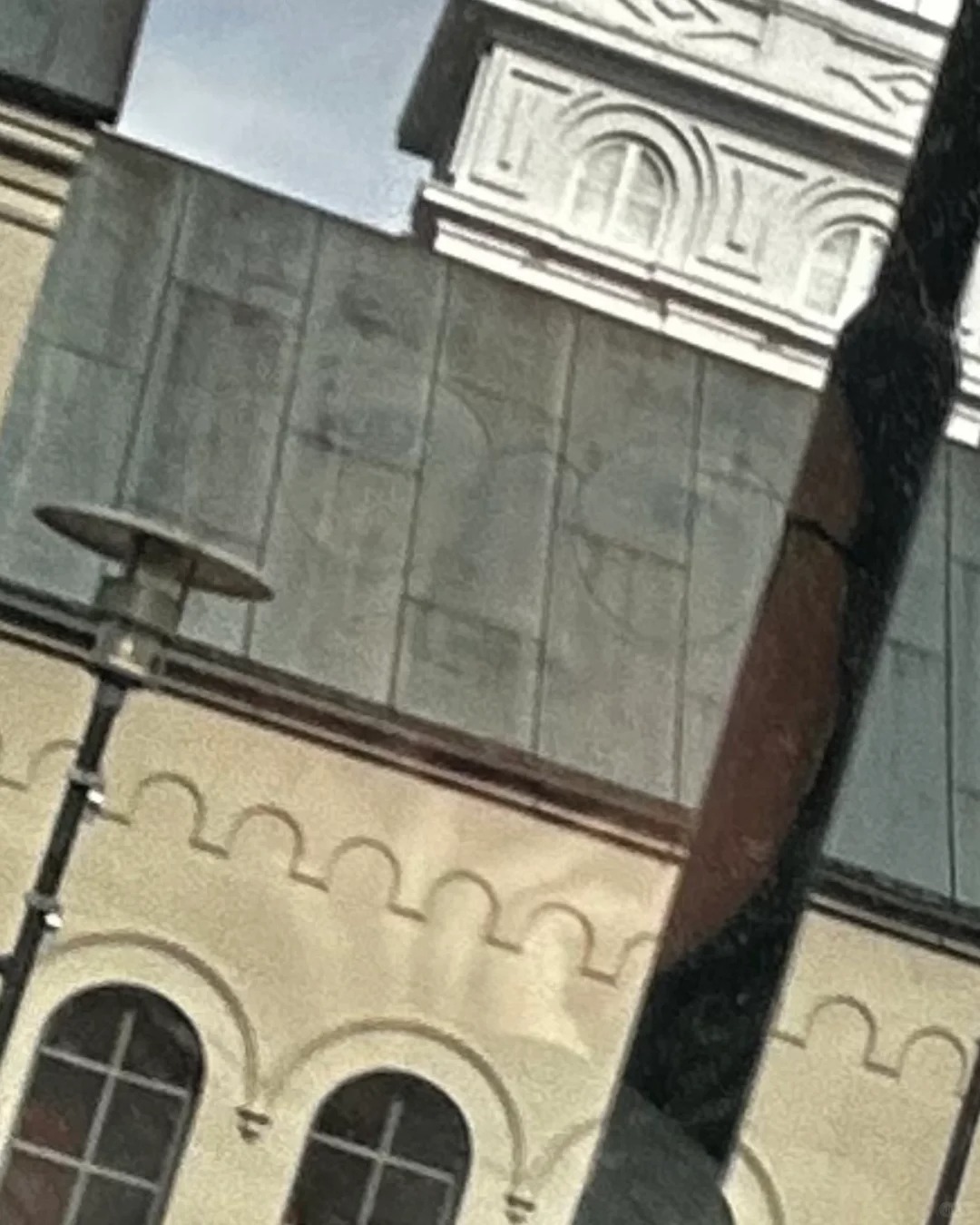 到冰岛第一天 和罗pd合影了 但反光
我：路过，感觉路边的玻璃里面那个人有点眼熟