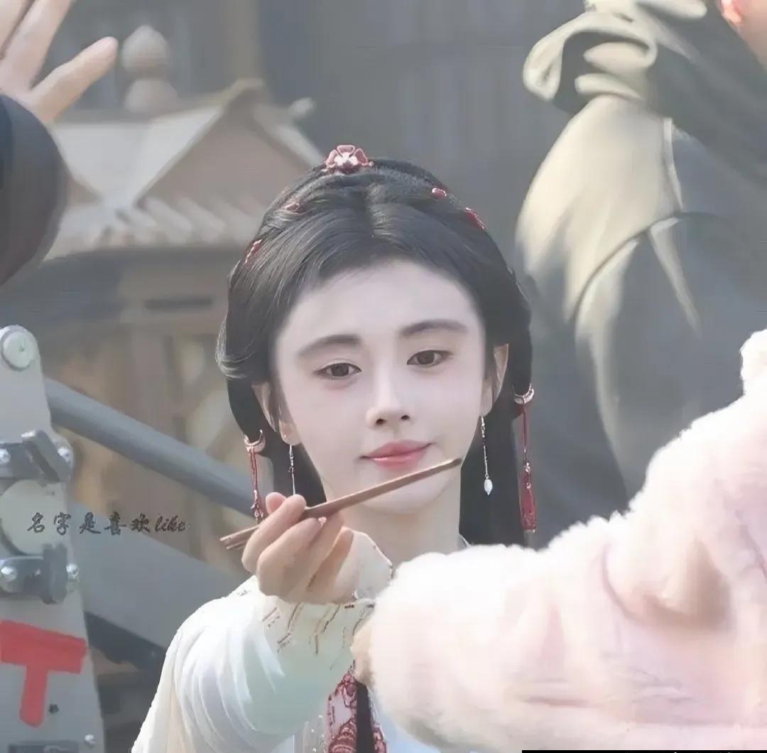 鞠婧祎掀开刘海后，气质大变，像换了个人