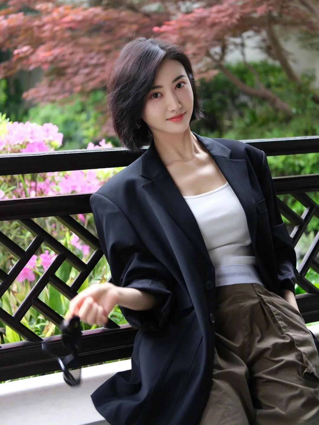景甜短发真飒