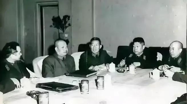 六十年代，曾思玉，陈锡联，杜平，赖传株，吴信泉在一起，参加工作会议，合影留念，永