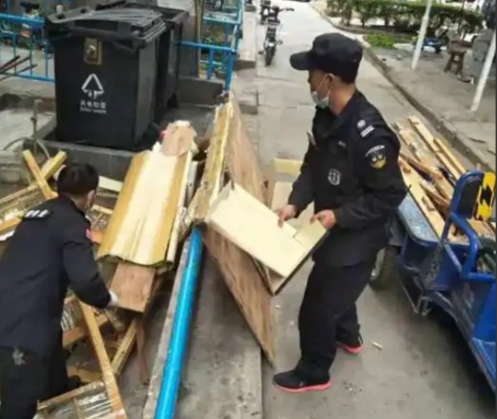 保安捡了几个废纸箱,想攒点钱买包烟抽,谁知却被保洁告了状,连纸箱都被经理没收了。