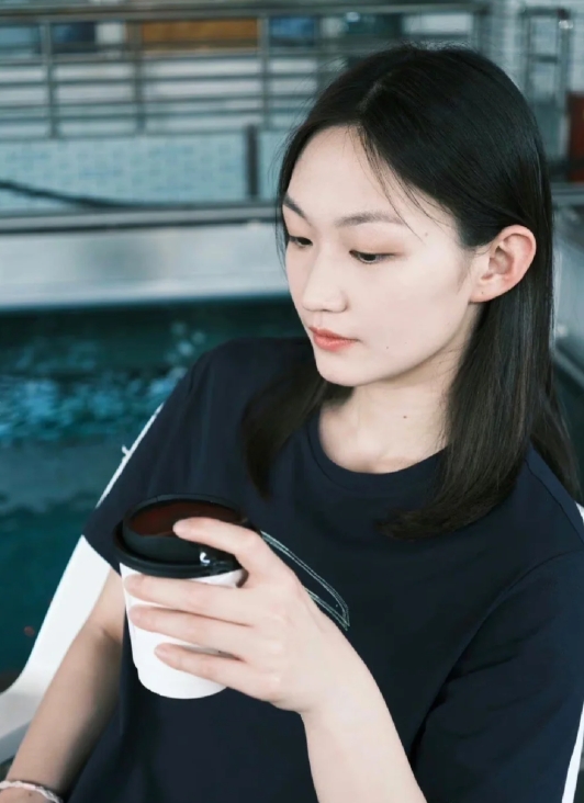 她年少成名，15岁首次参加世锦赛就拿到亚军，出道即成为女子中长距离世界级选手。她