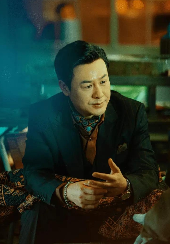 张颂文看似很老实，是一个老好人，但是深层的性格就是强硬的，野心勃勃的，永远不会真