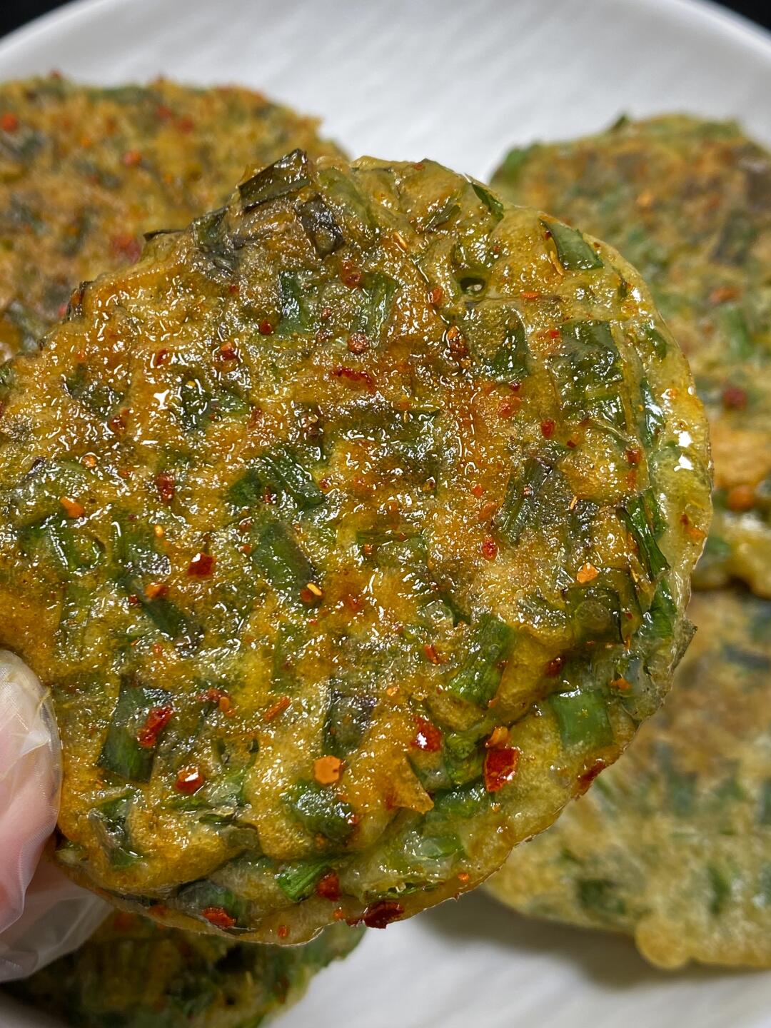 我妈做的这个….巨巨巨好吃！！！香酥的韭菜鸡蛋饼一出锅真的香迷糊了，真的好吃又香