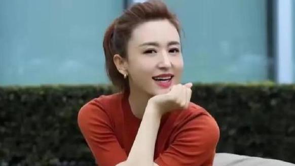 她是央视最美主持人，嫁给大20岁老公，颜值差距大，但比董卿幸福