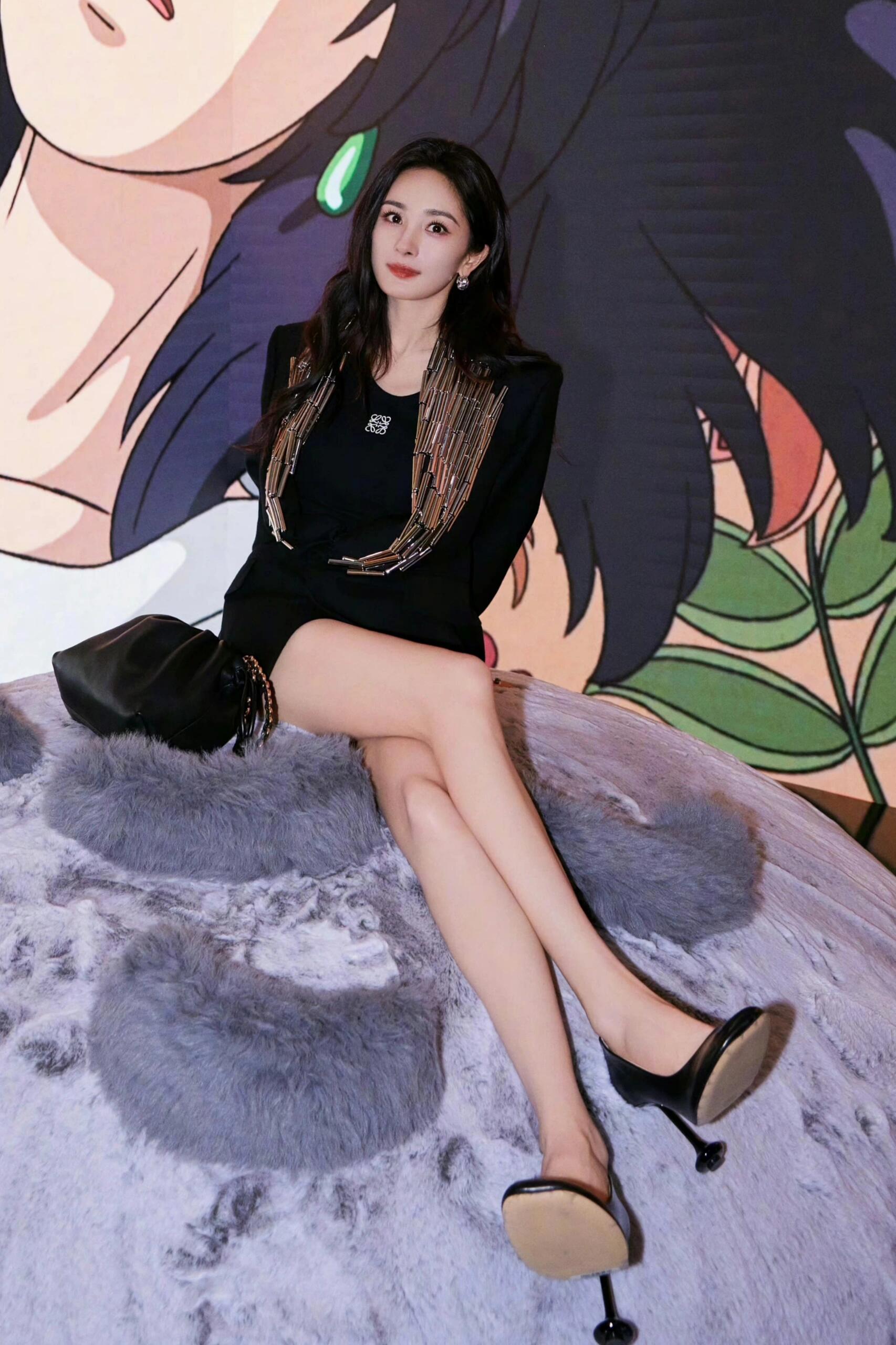 杨幂小西装高跟鞋，百看不厌啊