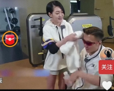 小S向来是娱乐圈的话题女王，最近她为谢霆锋擦汗被拒的片段再次成为焦点。

当她在