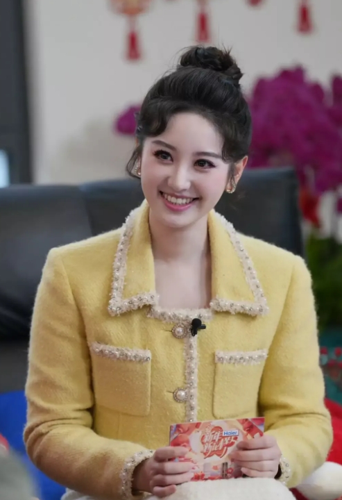 她才是人间极品女人啊！看看她的长相，真的是温婉大方啊！她的身材和气质都是绝佳，她