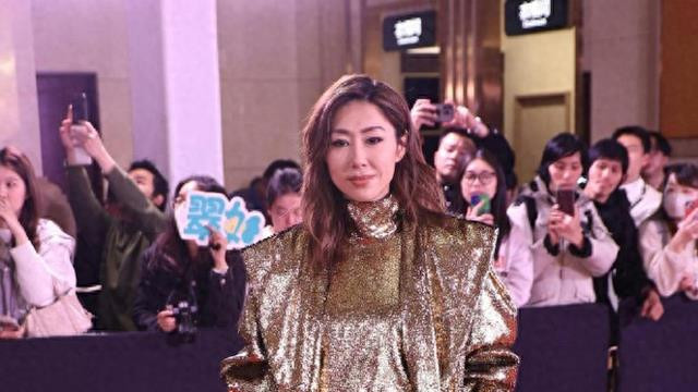 胡定欣黄金战衣现身颁奖礼，三封视后梦破碎，网友直呼又老又丑！