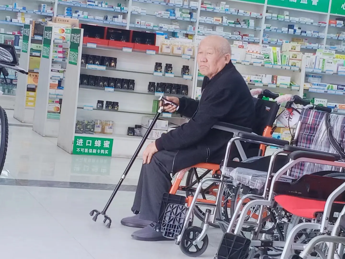 人老了，失去当年的风光了。