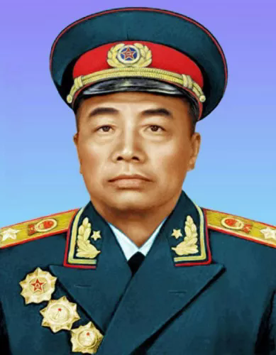 1950年六大军区司令员。
东北军区：高岗，时年45岁。
华北军区：聂荣臻，时年