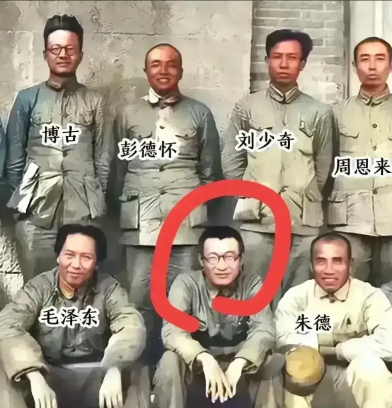 这才是毛主席他们的真实相貌，不是演员饰演的！照片里坐在毛主席旁边的人是谁？有人认