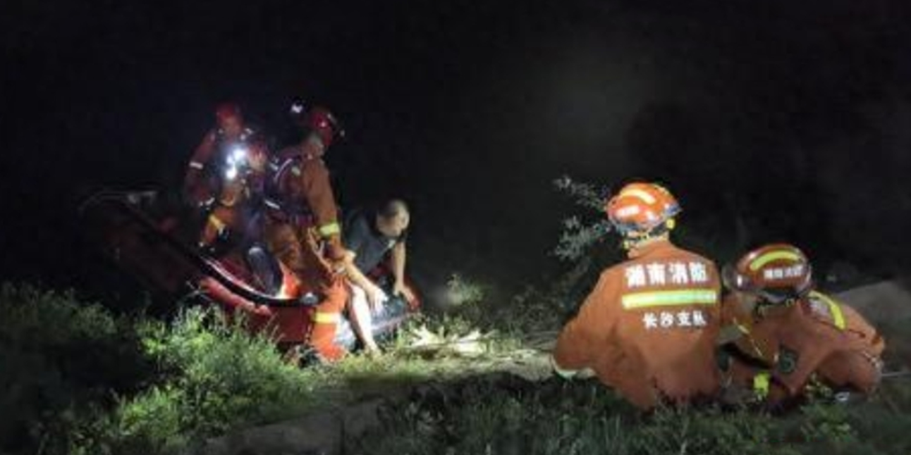 湖南长沙，2名钓鱼人晚上去捞刀河钓鱼，其中一人在岸边踩空掉入河里，另一个钓鱼人也