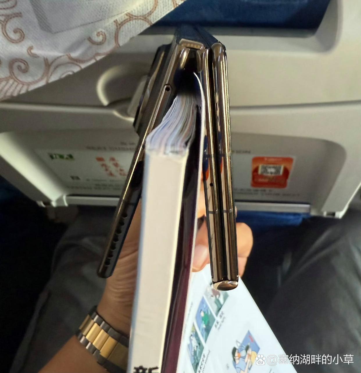 哈哈哈，我飞机上三个小时就是这样过来的，边上的妹子都看傻眼了[泪奔]！哈哈哈哈！
