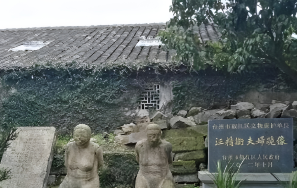 2005年，汪精卫的儿子回国祭拜。令人尴尬的是，来到了中山陵附近，他看到的是父母