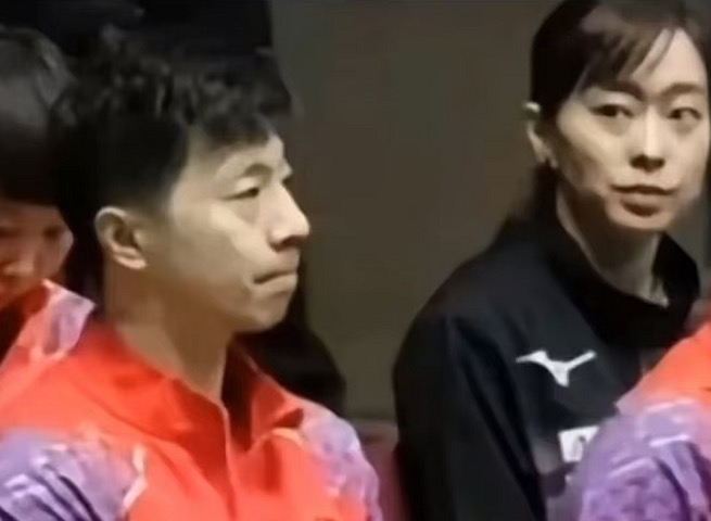 看马龙的表情，如坐针尖，十分的不自然！