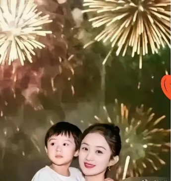 赵丽颖在社交媒体晒出和5岁儿子的合照