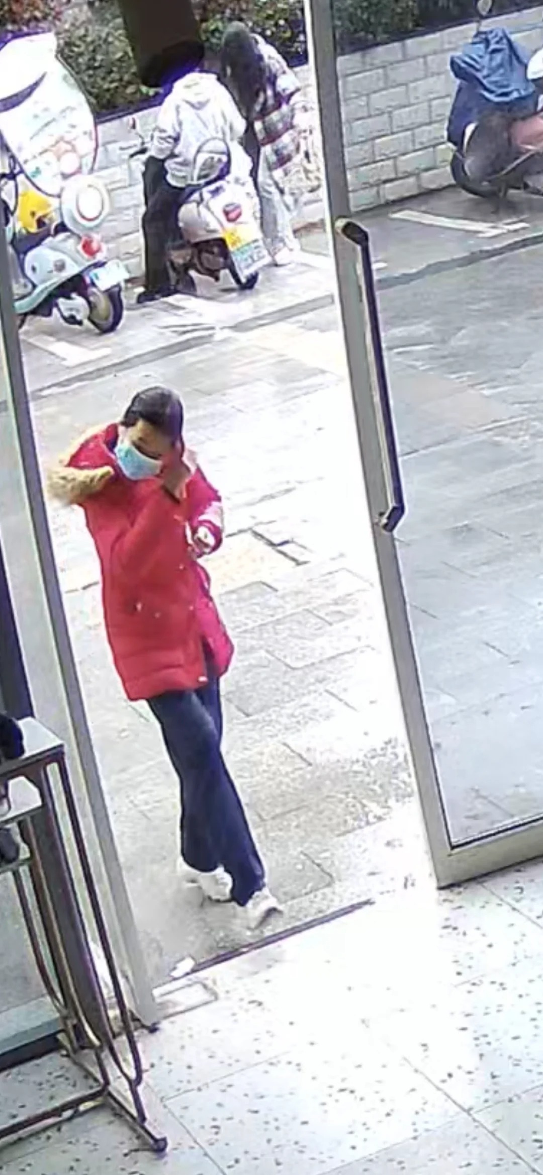 天啊！怎么有人用纸条买东西呀！钱呢？？
这个自称小学生的美女，在我店里拿了两件衣