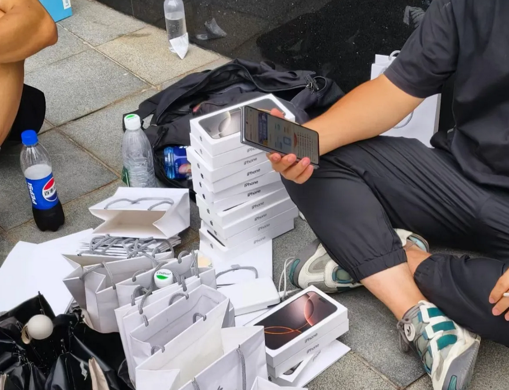 我就不明白了！黄牛不上网的吗？不看新闻的吗？为什么网上苹果那么多负面信息，还照样