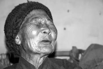 1945年，日军投降后，一个骨瘦如柴的中国女子从日军宪兵大队被释放了出来。众人在